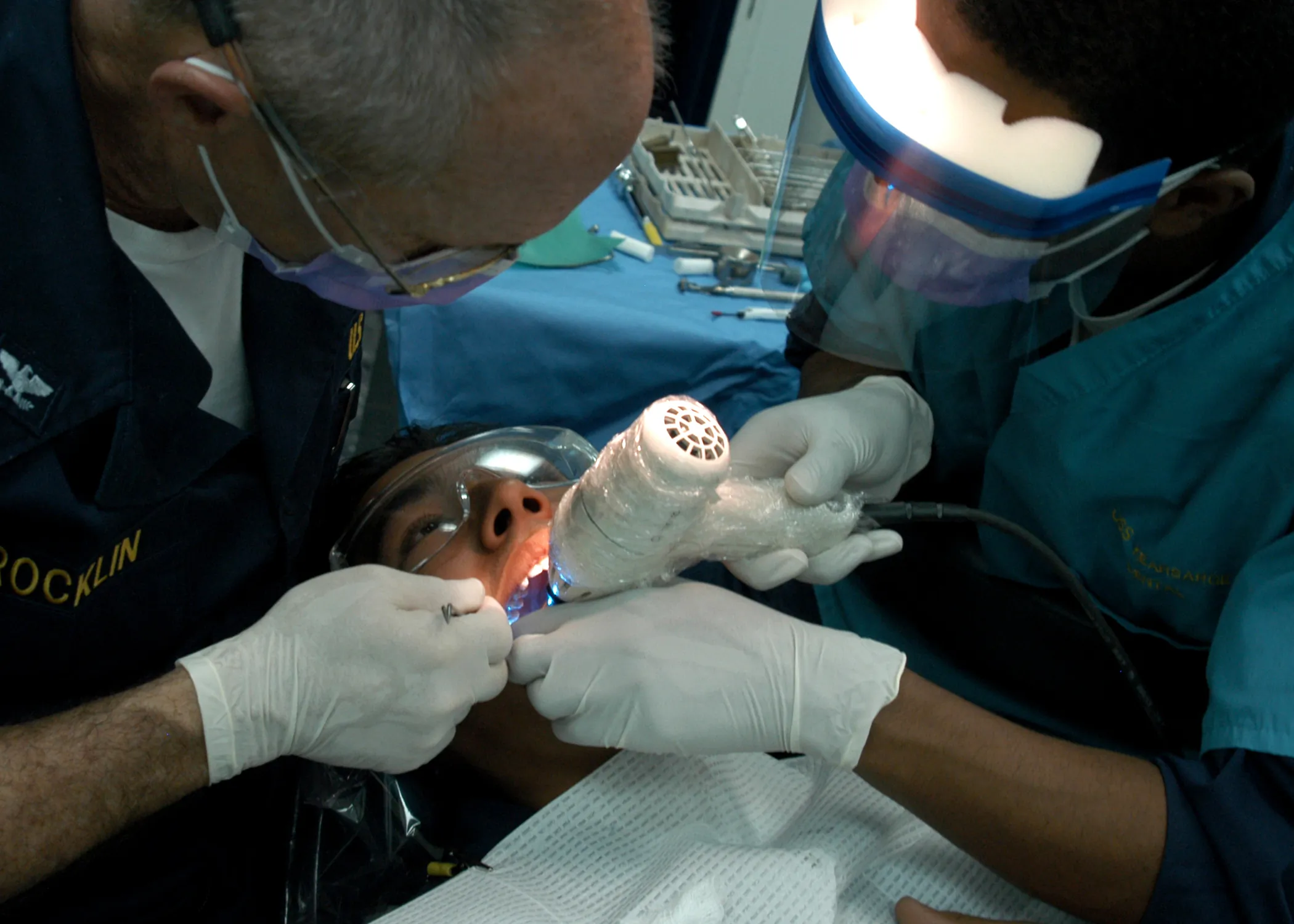 Chirurgien-dentiste et assistant réalisant une restauration dentaire sur un patient