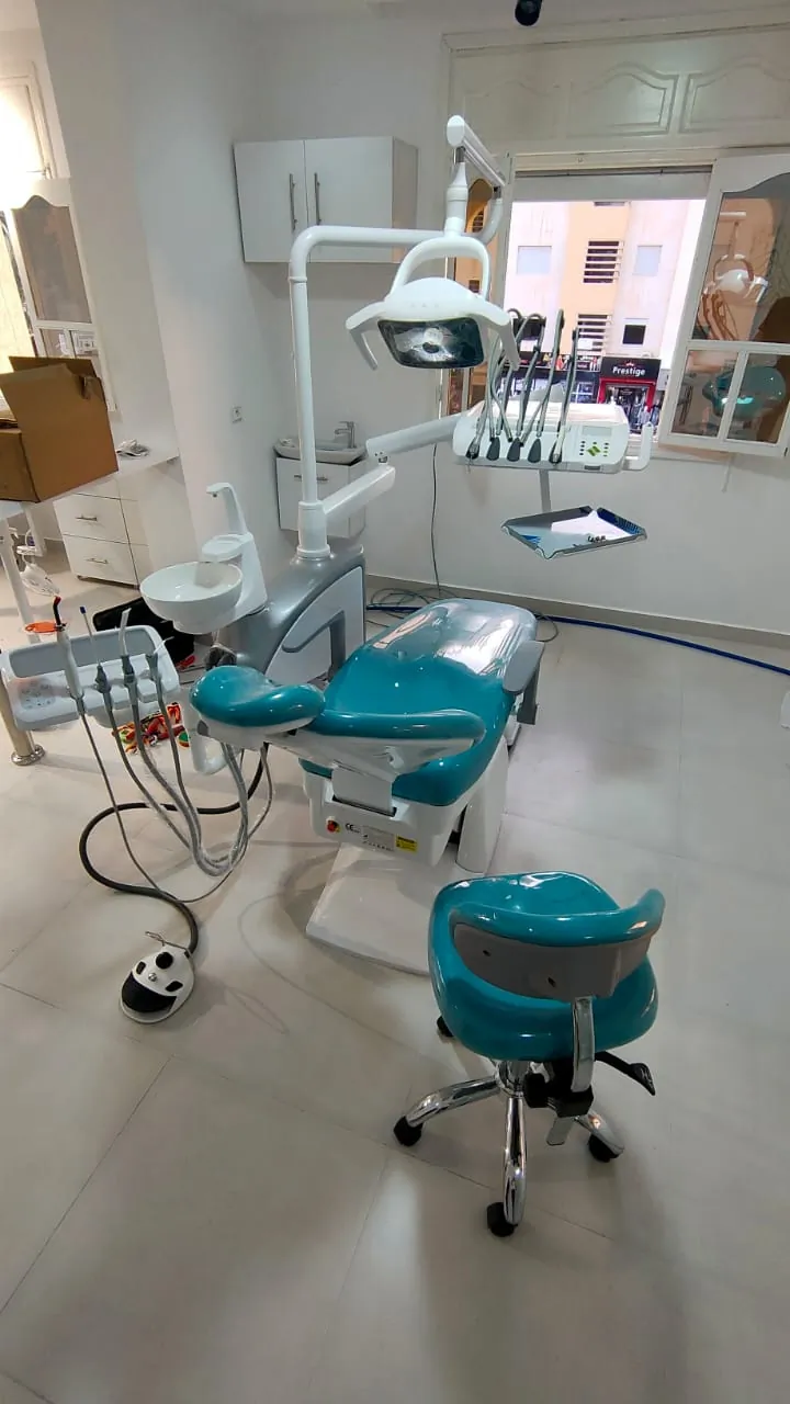 Installation CMD d’un fauteuil dentaire turquoise dans un cabinet équipé
