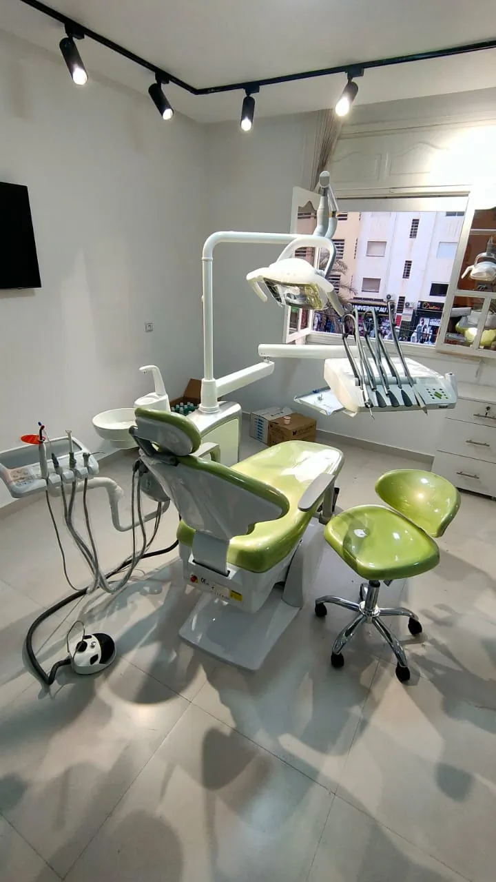 Cabinet dentaire équipé par CMD avec fauteuil vert